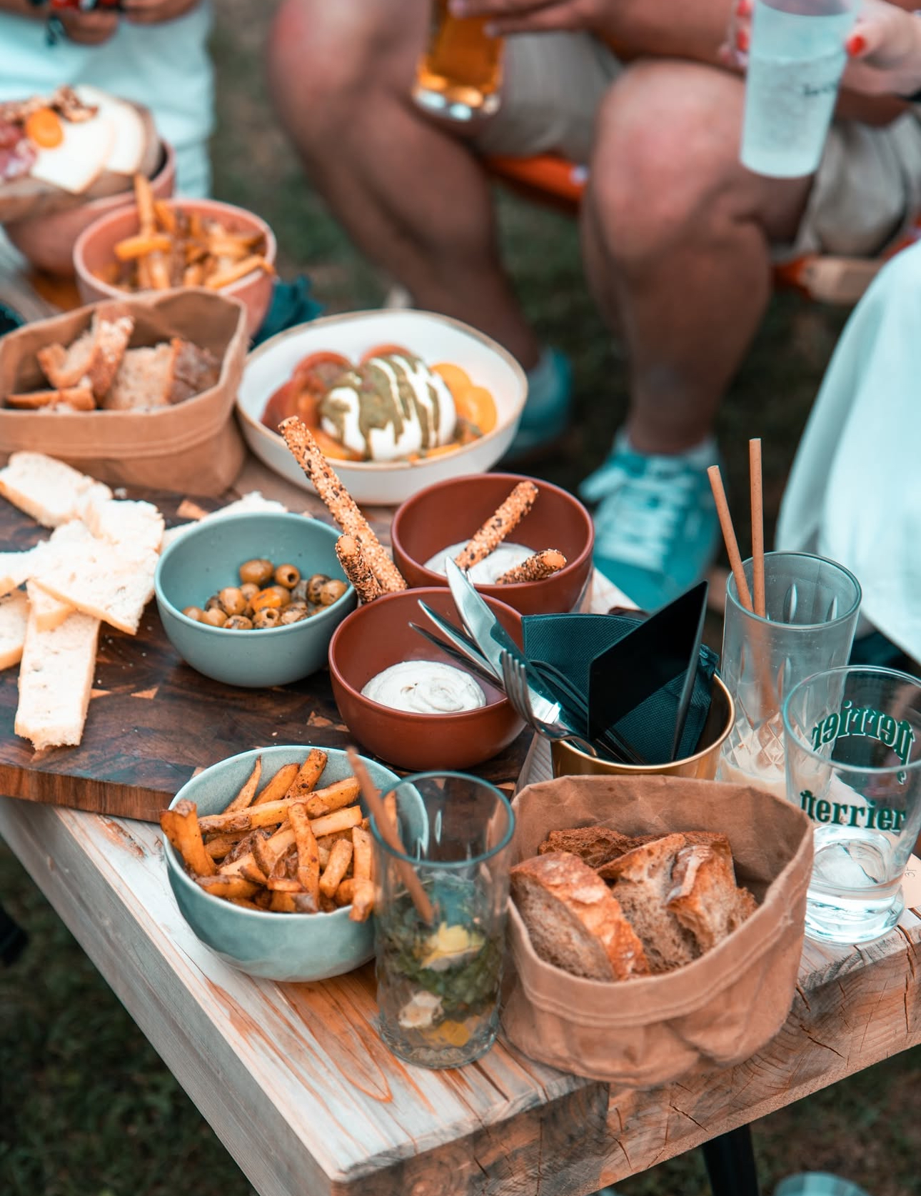 Table festive garnie de plats à partager et cocktails au restaurant rooftop La Canopée à Serres-Castet.